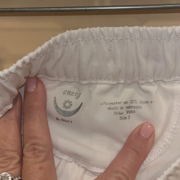 Chicos Energy capri gathered mid length pants size 2 white - Picture 4 of 6